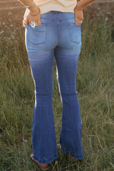 Schlagjeans mit hoher Taille und Used-Look